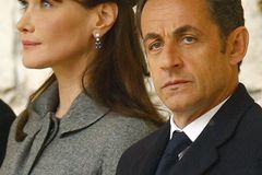 Sarkozy je v Británii. Vítaly ho fotky nahé manželky