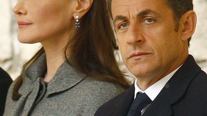 French President Nicolas Sarkozy and his new wife Carla Bruni watch the Guard of Honour review at Windsor Castle in Windsor, southern England March 26, 2008. REUTERS/Kieran Doherty (BRITAIN)