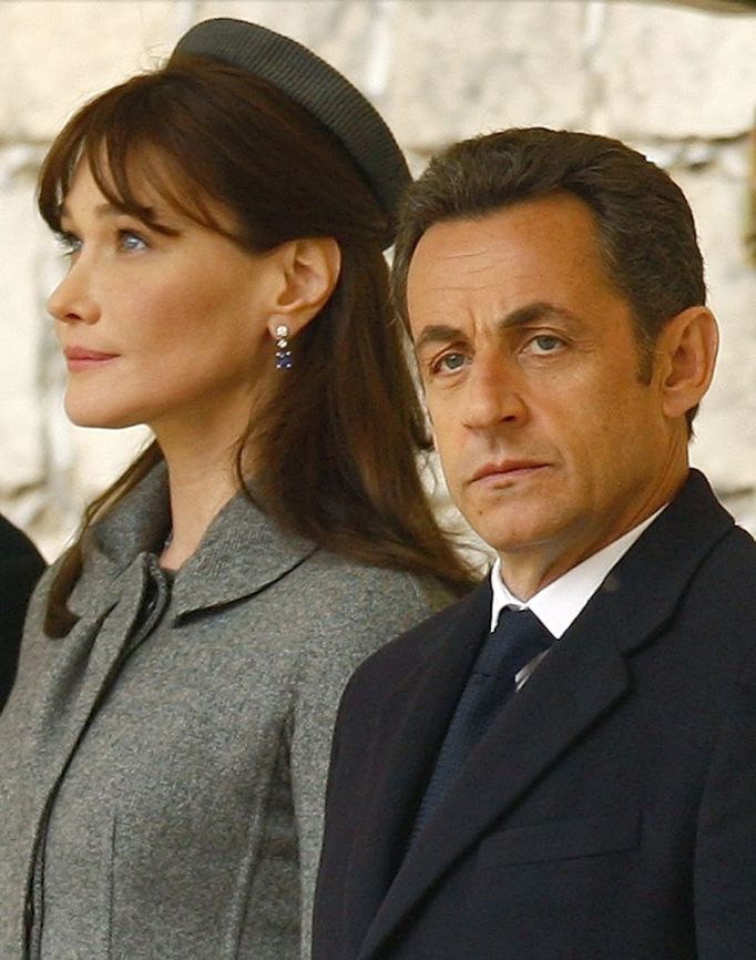 French President Nicolas Sarkozy and his new wife Carla Bruni watch the Guard of Honour review at Windsor Castle in Windsor, southern England March 26, 2008. REUTERS/Kieran Doherty (BRITAIN)