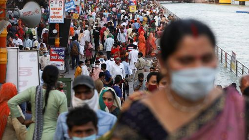 V Indii se navzdory koronavirové pandemie koná hinduistický svátek Kumbh mélá.
