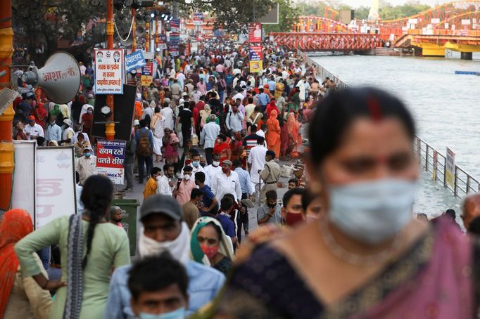 V Indii se navzdory koronavirové pandemie koná hinduistický svátek Kumbh mélá.