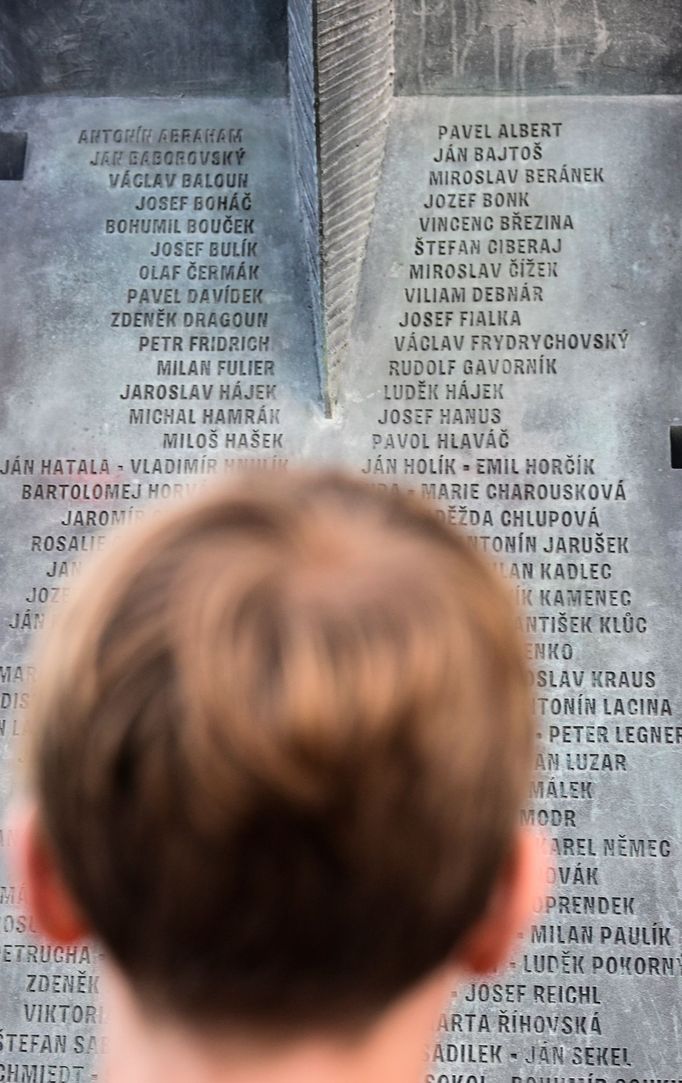 Snímek ze středečního odhalení nového sousoší Jiřího Sozanského u pražského Musea Kampa.