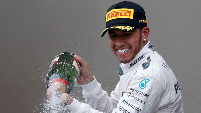 Lewis Hamilton slaví svůj titul mistra světa formule 1.