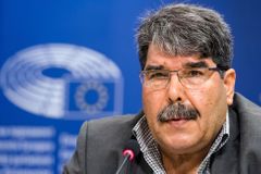 Vydat zadrženého vůdce syrských Kurdů Turkům? To je dilema na sebevraždu, tvrdí exrozvědčík Randák