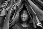 Děti tu do školy nechodí, musí vydělávat. Surové snímky ukazují bídu i vstřícnost Bangladéše
