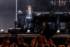 Elton John odehrál poslední koncert v USA. Přišly se s ním rozloučit hvězdy