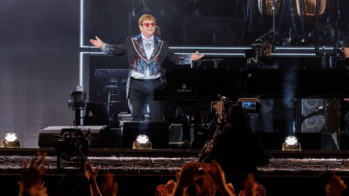 Elton John poslední americký koncert odehrál na stadionu, kde roku 1975 slavně vystoupil v baseballovém dresu.