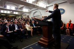 První Trumpova válka eskaluje. Média, na něž útočí, rostou, pikanterií z Bílého domu přibývá