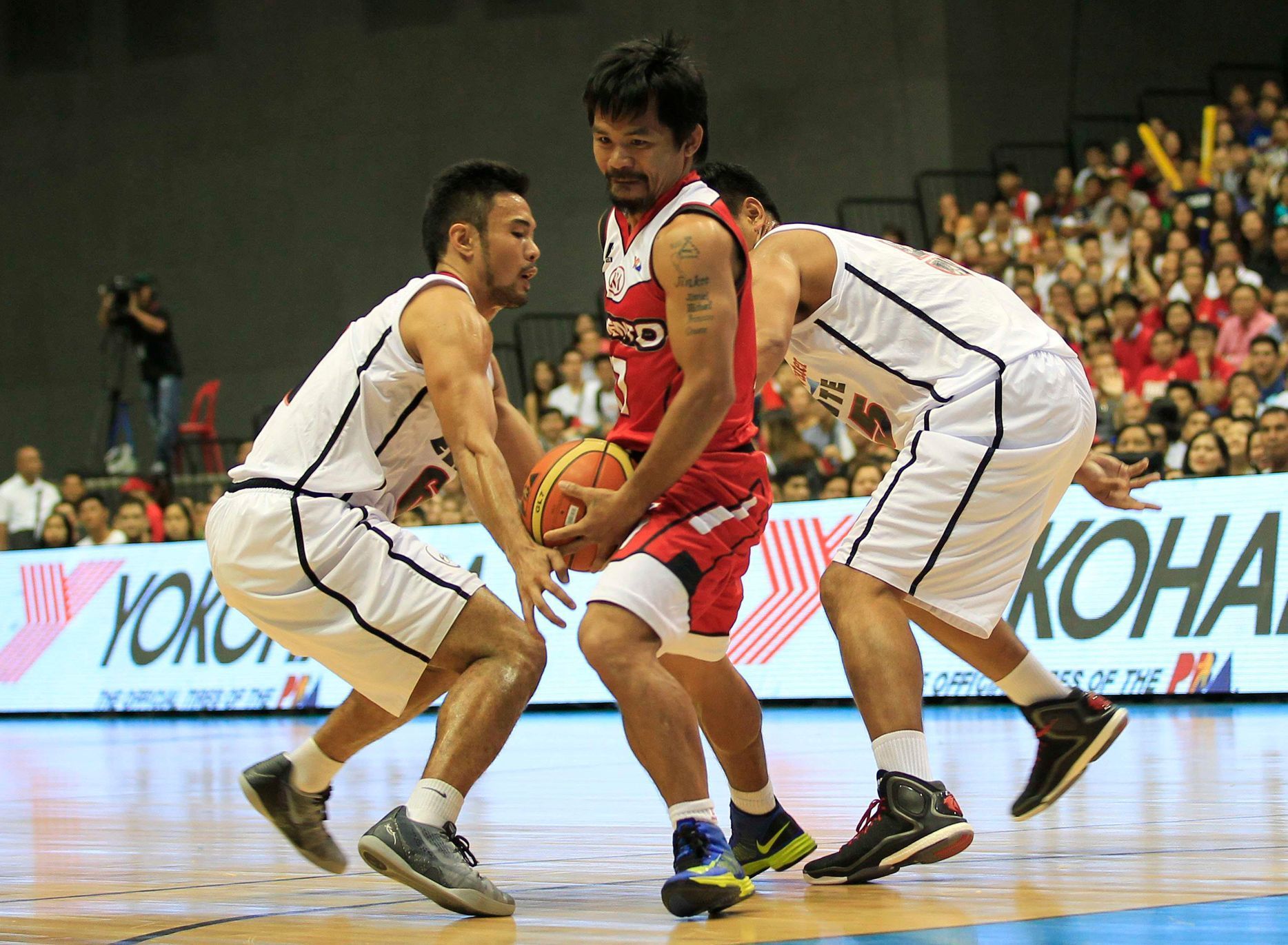 Boxer Manny Pacquiao jako hrající kouč filipínského basketbalového týmu týmu KIA-Sorento.