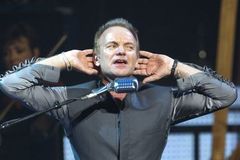 Expolicista Sting promění Prahu v hitové Symphonicity