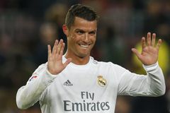 Překvapení se nekonalo. Ronaldo porazil Messiho a počtvrté získal Zlatý míč