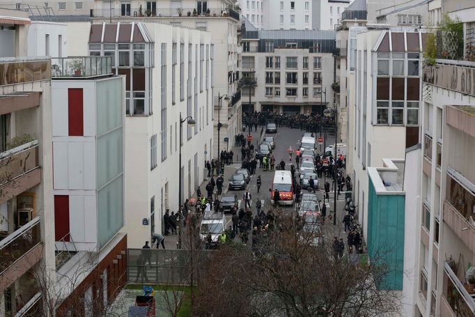 Ulici, kde sídlí redakce satirického týdeníku Charlie Hebdo, po útoku teroristů 7. ledna obsadila policie.