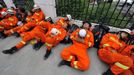 Rescuers nap during a break in Lingguan town of Baoxing county, Sichuan province, April 21, 2013. Rescuers struggled to reach a remote, rural corner of southwestern China on Sunday as the toll of the dead and missing from the country's worst earthquake in three years climbed to 208 with almost 1,000 serious injuries. The 6.6 magnitude quake struck in Lushan county, near the city of Ya'an in the southwestern province of Sichuan, close to where a devastating 7.9 quake hit in May 2008, killing 70,000. Picture taken April 21, 2013. REUTERS/Stringer (CHINA - Tags: DISASTER) CHINA OUT. NO COMMERCIAL OR EDITORIAL SALES IN CHINA Published: Dub. 22, 2013, 2:22 dop.