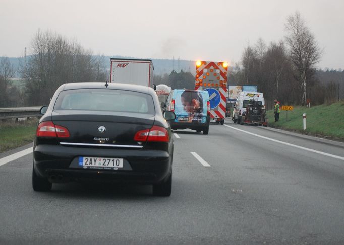 První zásadní snížení tempa jízdy přináší zúžení kvůli opravám v pravém jízdním pruhu. Kolem 86. kilometru se zhruba kilometr ploužíme krokem.