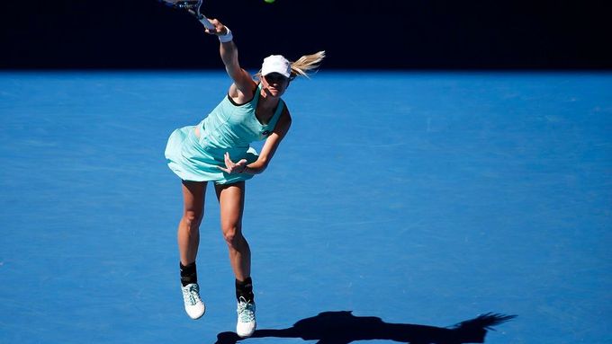 Denisa Allertová servíruje v utkání třetího kola Australian Open.