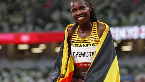 Peruth Chemutaiová z Ugandy po vítězství na OH 2020 v Tokiu