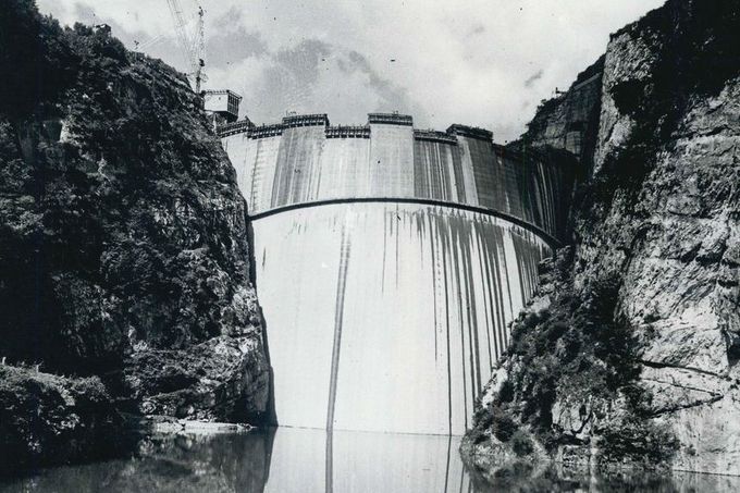 Hráz přehrady Vajont v roce 1958, tři roky před dokončením celého díla.