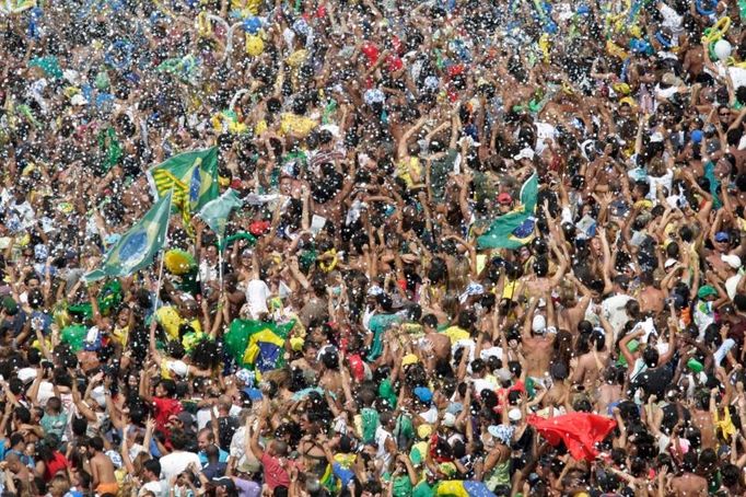 Tak vypadá správná oslava v Riu. Brazilci čekali na verdikt komise na pláži Copacabana. Snímek zachycuje první erupci radosti.