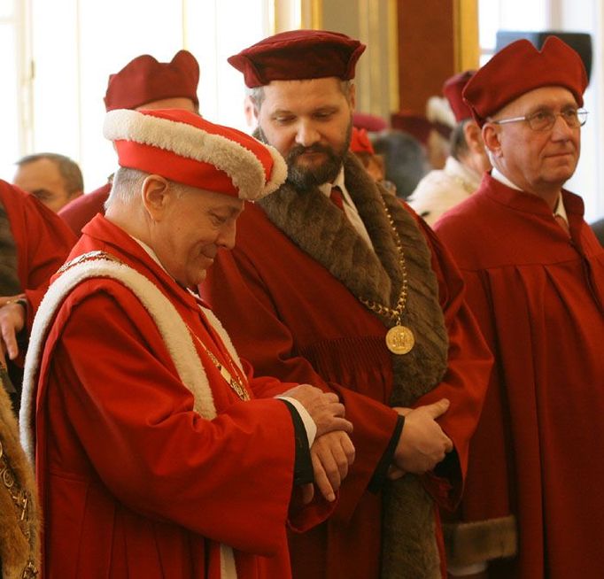 Lubomír Dvořák, rektor Univerzity Palackého v Olomouci kontroluje čas, přihlíží Václav Hampl, rektor Karlovy univerzity.