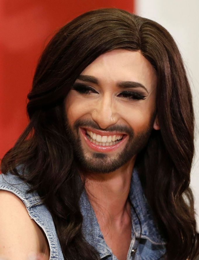 Conchita Wurst na tiskové konferenci ve Vídni