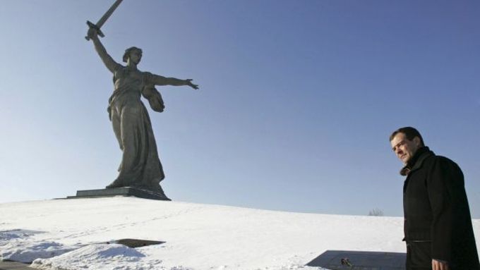 Dmitrij Medveděv kráčí ve Volgogradu k válečnému památníku, který připomíná stalingradskou bitvu.