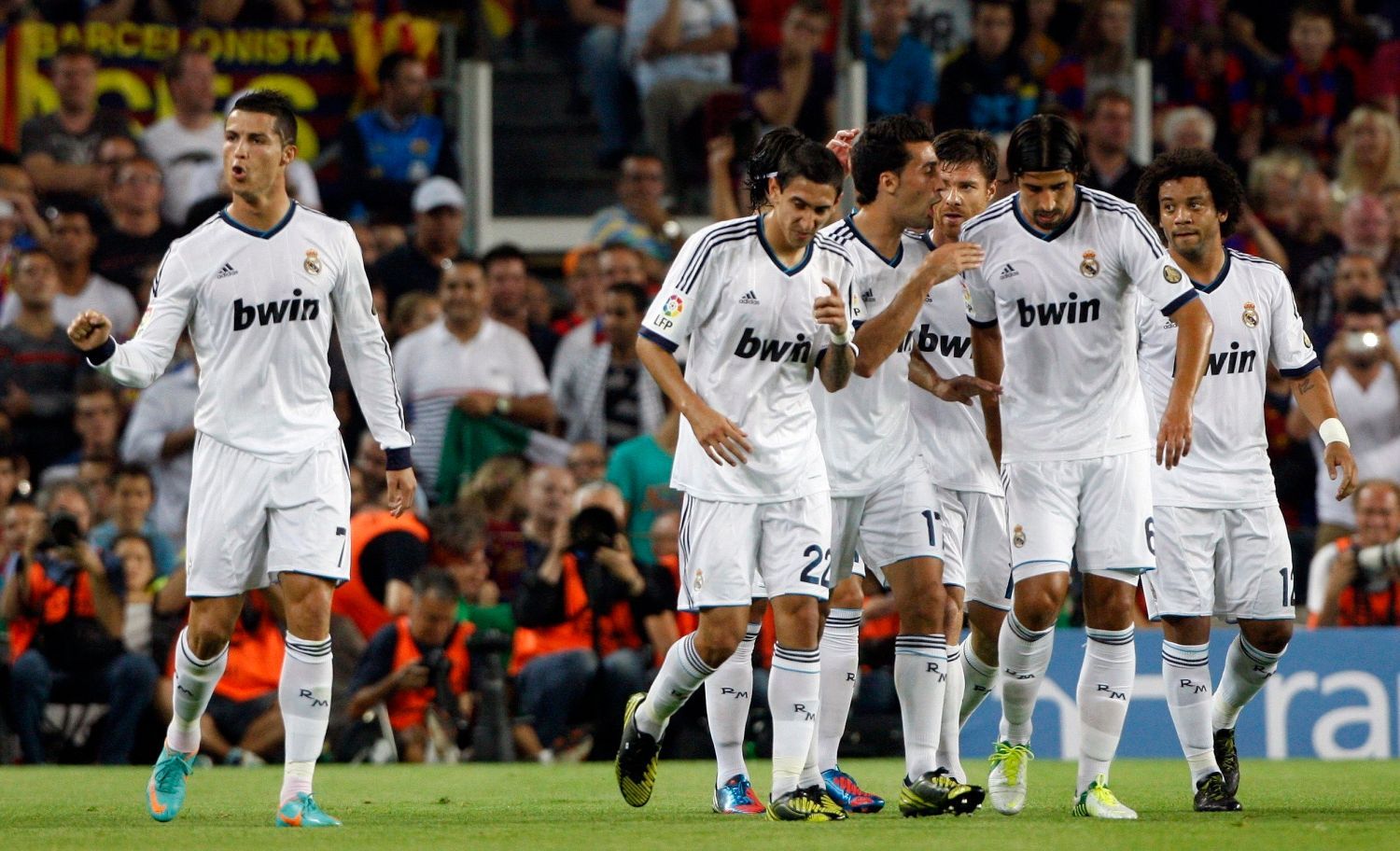 Fotbalista Realu Madrid Cristiano Ronaldo se spoluhráči slaví gól v utkání Primera División 2012/13 proti Barceloně.