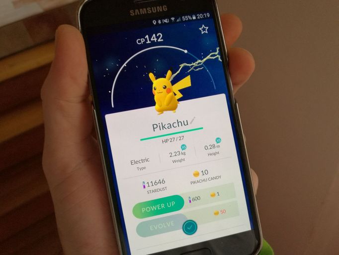 Mobilní hra Pokémon Go kombinuje virtuální prvky zasazené do reálného světa. Díky spojení se známou značkou Pokémon je novinka okamžitým hitem s miliony hráčů.