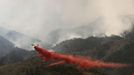 A heavy air tanker drops fire retardant on the High Park fire west of Fort Collins, Colorado in this June 19, 2012 handout photo. The blaze, which started on June 9, was caused by a lightning strike, has torched over 65,000 acres to date. Eight more homes were lost in a Colorado wildfire that is the state's most destructive on record and which continued to rage dangerously close to a residential subdivision as winds stoked the flames, fire officials said June 19. REUTERS/Colorado National Guard/Handout. (UNITED STATES) - Tags: ENVIRONMENT DISASTER) THIS IMAGE HAS BEEN SUPPLIED BY A THIRD PARTY. IT IS DISTRIBUTED, EXACTLY AS RECEIVED BY REUTERS, AS A SERVICE TO CLIENTS. FOR EDITORIAL USE ONLY. NOT FOR SALE FOR MARKETING OR ADVERTISING CAMPAIGNS Published: Čer. 21, 2012, 7:33 odp.