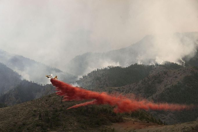 A heavy air tanker drops fire retardant on the High Park fire west of Fort Collins, Colorado in this June 19, 2012 handout photo. The blaze, which started on June 9, was caused by a lightning strike, has torched over 65,000 acres to date. Eight more homes were lost in a Colorado wildfire that is the state's most destructive on record and which continued to rage dangerously close to a residential subdivision as winds stoked the flames, fire officials said June 19. REUTERS/Colorado National Guard/Handout. (UNITED STATES) - Tags: ENVIRONMENT DISASTER) THIS IMAGE HAS BEEN SUPPLIED BY A THIRD PARTY. IT IS DISTRIBUTED, EXACTLY AS RECEIVED BY REUTERS, AS A SERVICE TO CLIENTS. FOR EDITORIAL USE ONLY. NOT FOR SALE FOR MARKETING OR ADVERTISING CAMPAIGNS Published: Čer. 21, 2012, 7:33 odp.