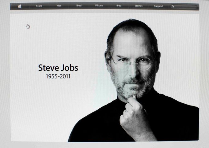 Takto se krátce po smrti Steva Jobse proměnila hlavní webová stránka firmy Apple