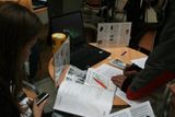 Brněnská skupina Amnesty International pořádala Maraton psaní dopisů po celý den na třech místech v Brně, mimo jiné na Fakultě sociálních studií.