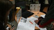 Brněnská skupina Amnesty International pořádala Maraton psaní dopisů po celý den na třech místech v Brně, mimo jiné na Fakultě sociálních studií.