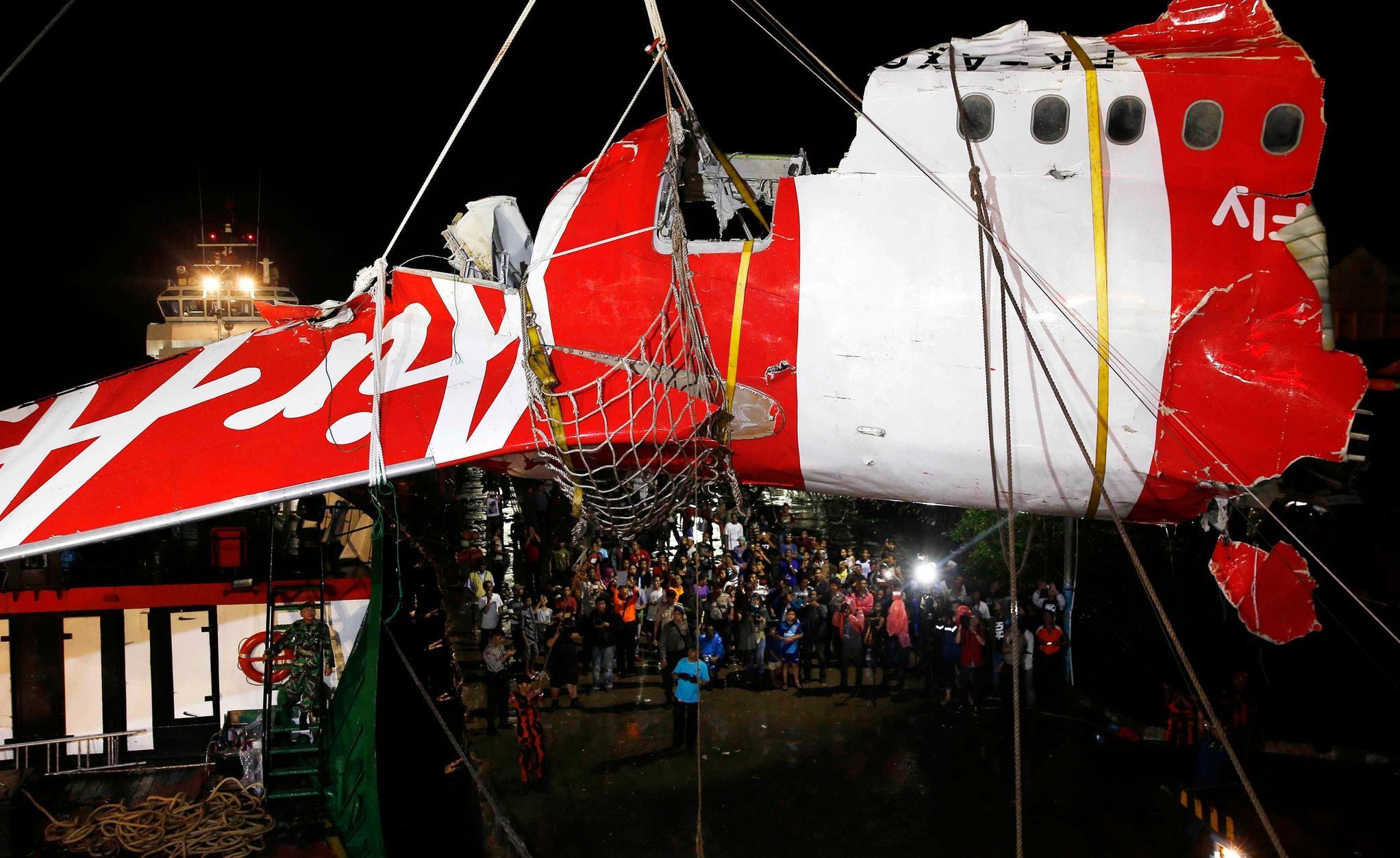 Vytahování trosek letounu Air Asia