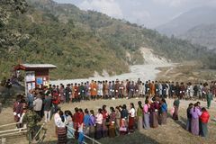 Bhútánci poprvé volili. Vládnout jim budou mladíci