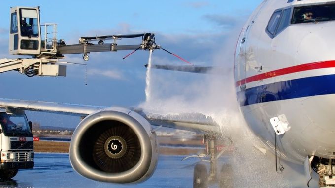 Kvůli mrazům musí nastoupit odmrazovací technika (apliakce odrazovacího postřiku), aby se udržely dobré letové vlastnosti.