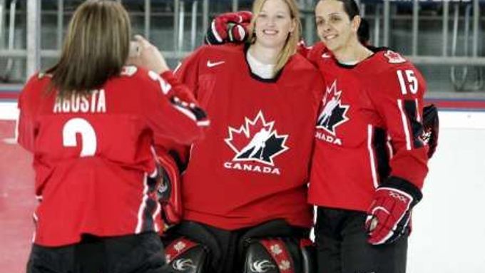 Kanadské hokejistky se navzájem fotí na ledové ploše haly, kde proběhne olympijský turnaj.