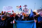 Páteční demonstrace byly nejmohutnější od jejich začátku loni v prosinci, vyplývá z odhadu organizátorů a médií. Jen na manifestaci v Bratislavě přišlo podle organizátorů kolem 60 000 protestujících.