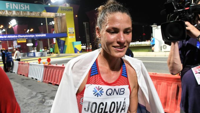 Marcela Joglová v cíli maratonu na MS v atletice 2019 v Dauhá