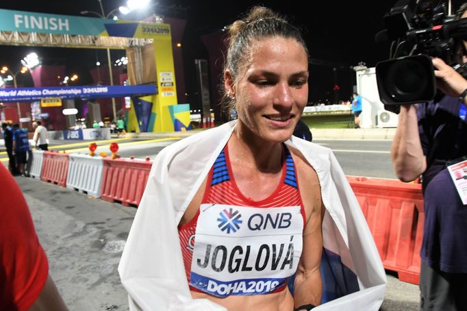 Marcela Joglová v cíli maratonu na MS v atletice v Dauhá