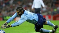 Britský gólman David James se natahuje pro míč, který nechytil ale pouze vyrazil. Naštěstí pro něj, ho znovu bezpečně včas zachytil.