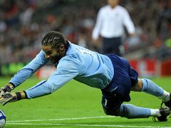 Britský gólman David James se natahuje pro míč, který nechytil ale pouze vyrazil. Naštěstí pro něj, ho znovu bezpečně včas zachytil.