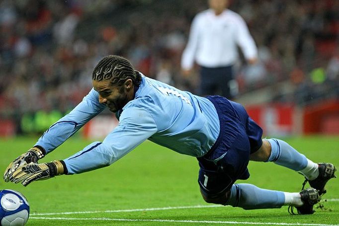 Britský gólman David James se natahuje pro míč, který nechytil ale pouze vyrazil. Naštěstí pro něj, ho znovu bezpečně včas zachytil.