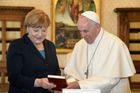 Papež František převzal prestižní Cenu Karla Velikého, v minulosti ji získal i Havel
