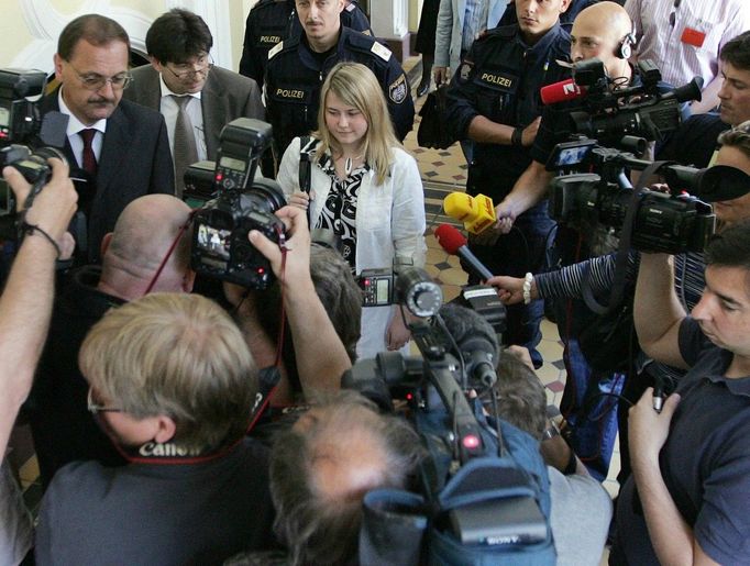 Natascha Kampuschová v době probíhajícího soudního řízení s její matkou Brigittou Sirny ve Štýrském Hradci v Rakousku. 15. 8. 2008