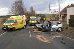 Nehoda v Medonosech blokuje dopravu, jeden těžce raněný
