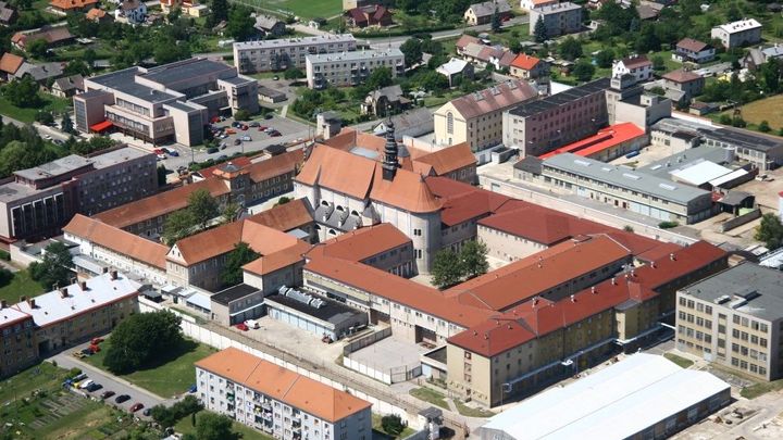 GIBS stíhá osm dozorců z Valdic, podle obvinění v celách dvakrát napadli vězně; Zdroj foto: Obec Valdice