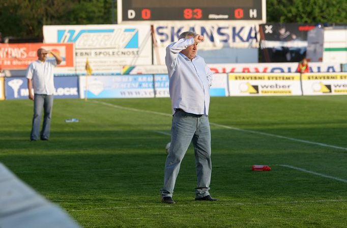 Trenéři sledují hru. Vpravo Petr Uličný (1.FC Brno), vlevo vzadu Karel Večeřa (Baník Ostrava).