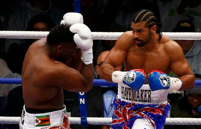 Britský boxer David Haye boxuje s Britem Dereckem Chisorou v mezinárodním mistrovství těžké váhy v londýnském Upton Parku v roce 2012.