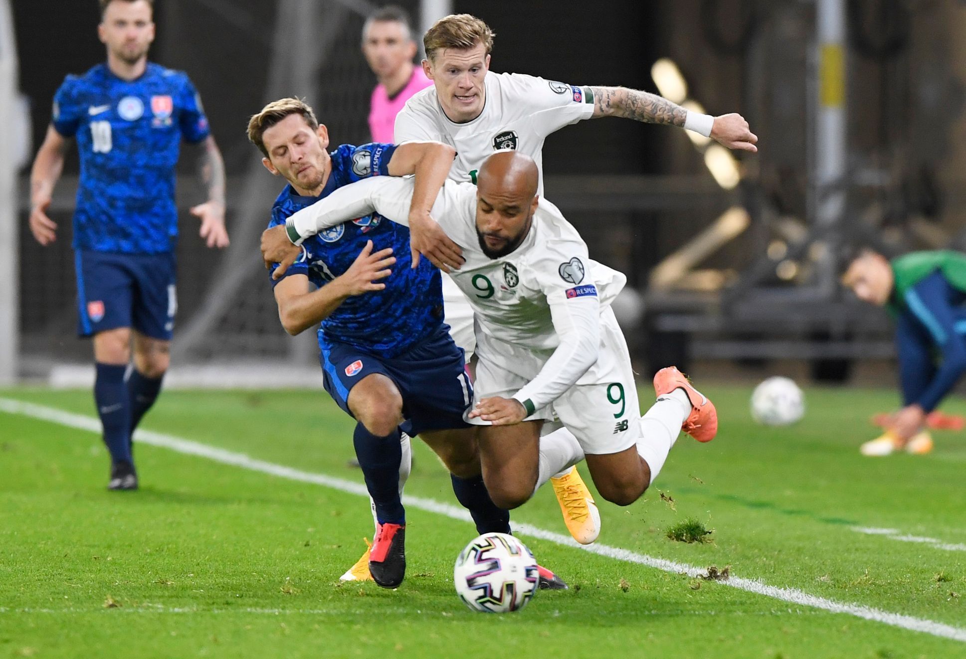 fotbal, kvalifikace Euro 2020 play off - Slovensko - Irsko David McGoldrick and James McClean in action with Slovakia’s Patrik Hrošovský
