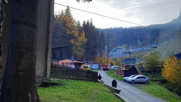 V Liberci spadla kabina lanovky na Ještěd, na místě jsou zranění; Zdroj foto: Jan Nevyhoštěný